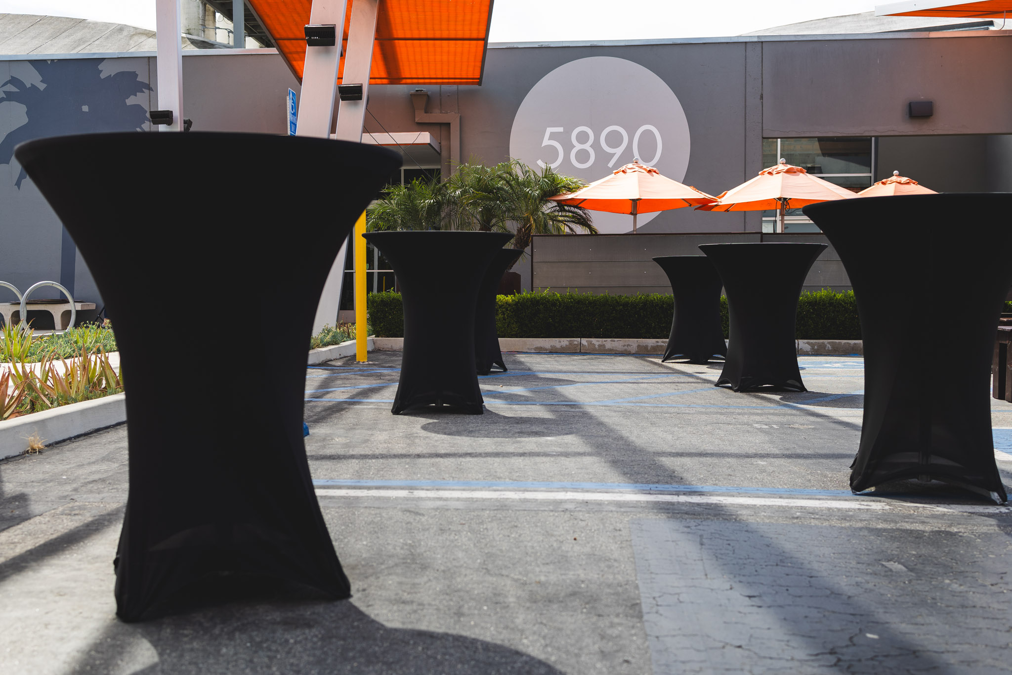 30" Round Tall Cocktail Table for Rent | Tlapazola